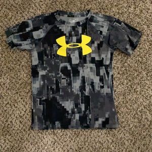Kids- boy Under Armor shirt. size: M